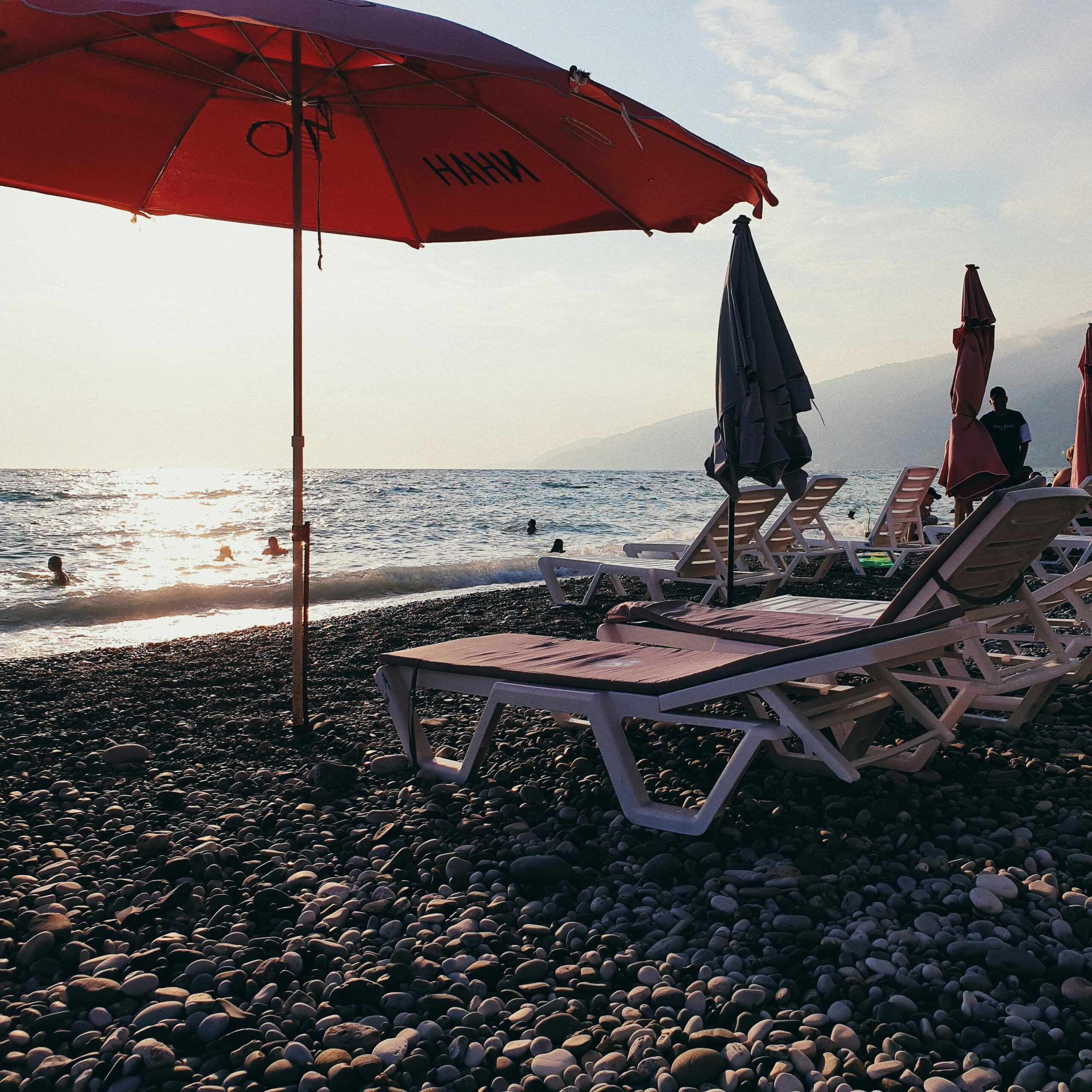 free-photo-of-a-beach-with-chairs-and-umbrellas