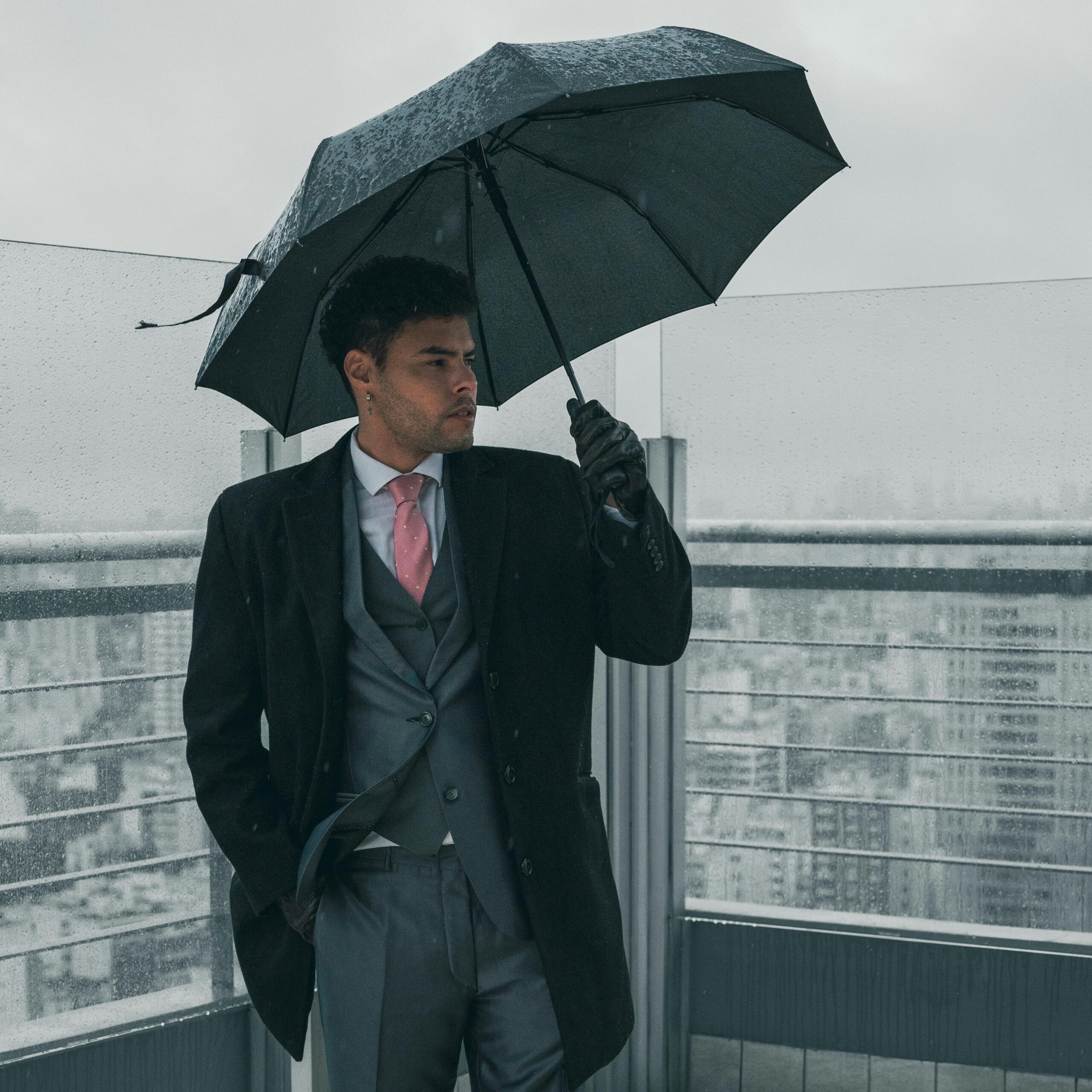 free-photo-of-a-man-in-a-suit-and-tie-holding-an-umbrella